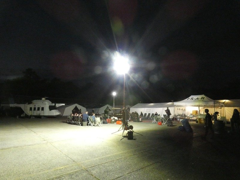 Betreuungsplatz mit Zelten bei Nacht, ein ausgefahrener BASELIGHT Lichtmast leuchtet den Platz aus